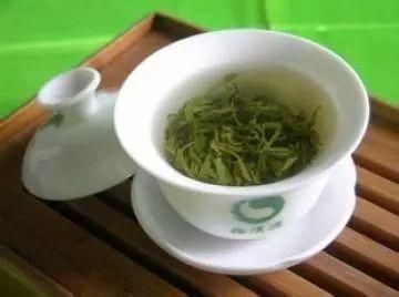 喝完的茶叶不要倒，茶渣还可以用来泡脚，效果很好！