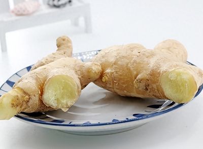生姜，性溫味辛，能促進血液循環(huán)，驅除體內寒氣