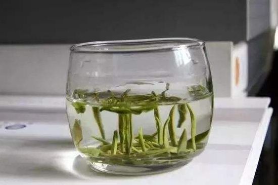 綠茶加重濕氣，綠茶喝多了會濕氣重嗎？