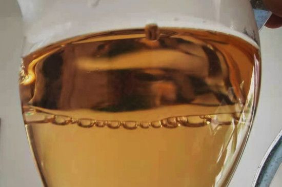 體內濕氣重喝白茶可以嗎，濕氣重喝白茶好還是紅茶好？