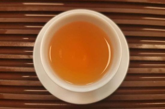 體內濕氣重喝白茶可以嗎，濕氣重喝白茶好還是紅茶好？