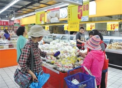 北京通州區(qū)通朝大街的物美大賣場內(nèi)售賣的馬鈴薯饅頭。新京報記者 王遠征 攝
