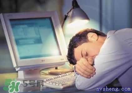 熬夜会长胖的原因 长胖是因为熬夜吗？