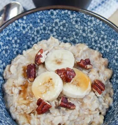 营养丰富的香蕉牛奶燕麦饮（健康早餐，轻松DIY）