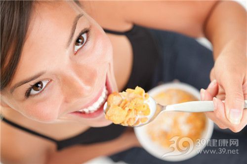 青年 女 早餐 玉米片 谷物 牛奶_6190822_xxl