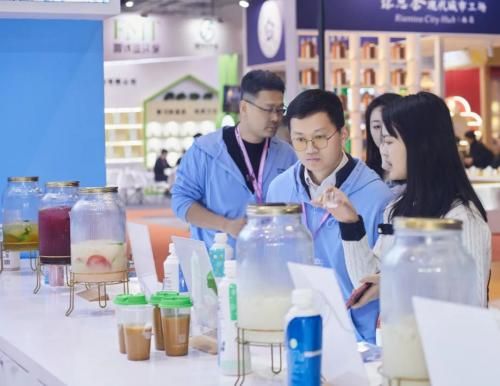 △觀展者試飲蜜之多?乳酸菌發(fā)酵飲料。
