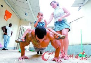 阿爾維斯將兒子背身上做俯臥撐。