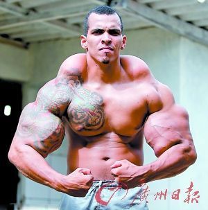 阿爾維斯的臂圍達到了驚人的63厘米。