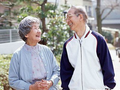 老人如何給面部做按摩