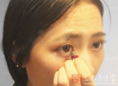 直接抹到眼部輕輕揉搓