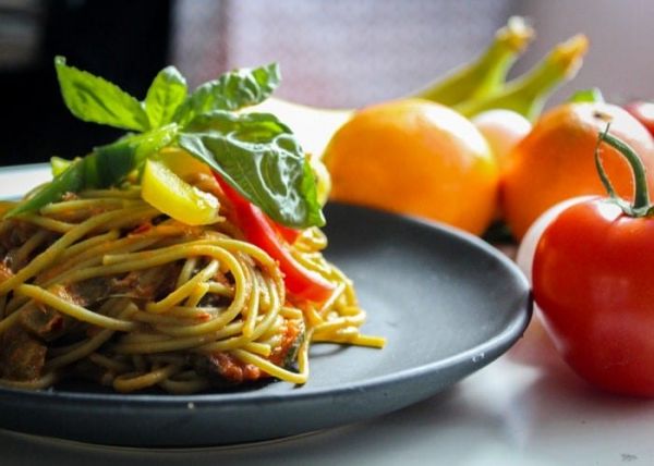 Un plato de pasta con verduras