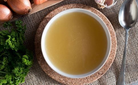 老人喝汤有哪些禁忌 老人喝汤要注意什么 哪些汤适合老人喝