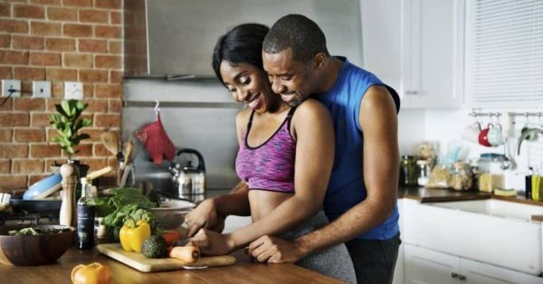 dos deportistas haciendo comida saludable