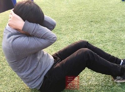 雙腿向上舉起，帶動(dòng)臀部抬升離墊