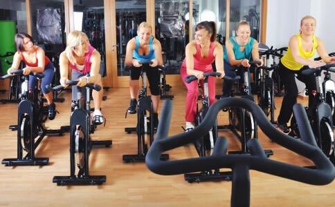 啞鈴仰臥推舉 怎么做啞鈴仰臥推舉 啞鈴?fù)婆e鍛煉方法