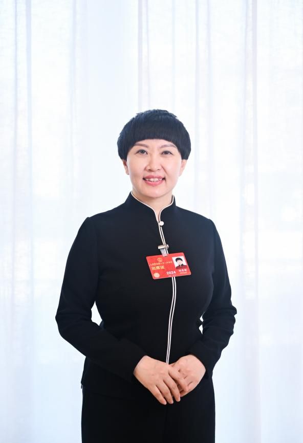 全國(guó)人大代表,重慶謝家灣教育集團(tuán)黨委書記、總校長(zhǎng)劉希婭(受訪者供圖)