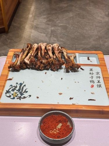 小胡鴨門口放一堆骨頭是啥意思？