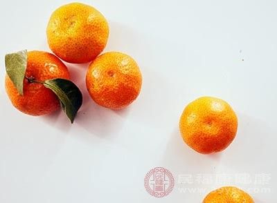 橘皮對(duì)消化的促進(jìn)作用主要是其中含有的揮發(fā)油對(duì)消化道有刺激作用