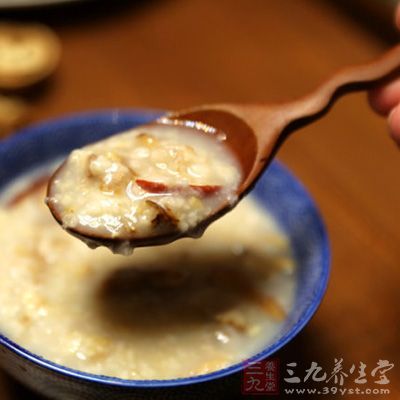 燒煮好的米粥中，放入少量燕麥片，既增加粥的粘稠度，同時營養(yǎng)也更全面