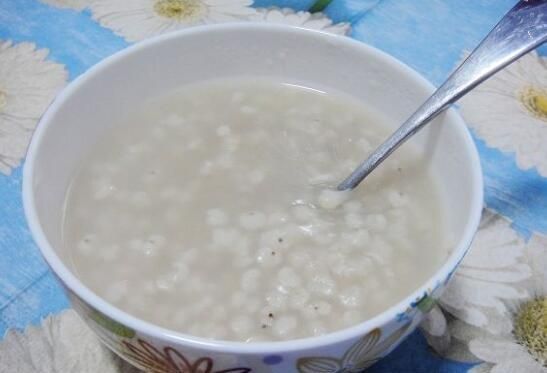 高粱脫殼后即為高梁米，高粱米磨粉可以制作各種面食