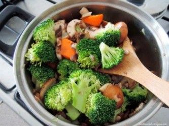 step1: 熱鍋里倒入少許的油，然后把洋蔥爆香。洋蔥開(kāi)始軟化后，加入少許的水和雞精塊，攪拌至雞精塊完全溶化。