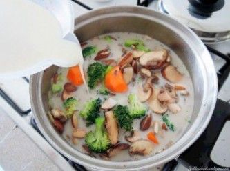step2: 開(kāi)中火，加入所有的食材再倒入豆奶。
