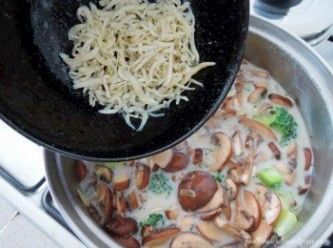 step3: 豆奶開(kāi)始冒泡泡后，把湯里的浮渣取出，加入江魚(yú)仔。