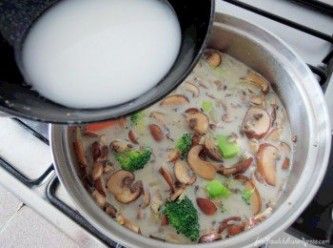 step4: 加入兩至三湯匙的玉米粉混合液體勾芡湯底。當(dāng)所有的食材煮熟后，加入適量的黑胡椒粉，鹽巴，撒一些香菜片做調(diào)味就可以趁熱上桌了。