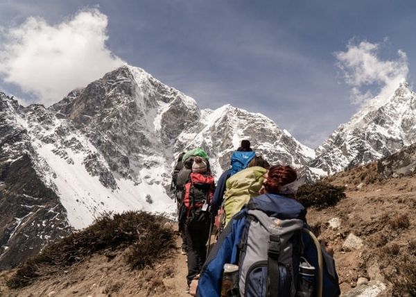 Un grupo de amigos haciendo trekking