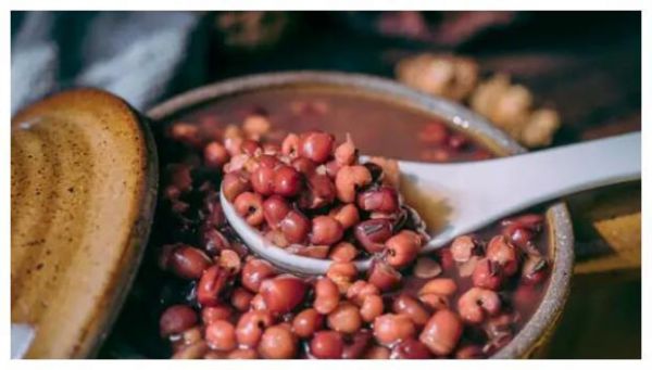 女人常吃紅豆，可補(bǔ)血養(yǎng)顏，分享出4款紅豆湯的做法