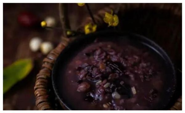 女人常吃紅豆，可補(bǔ)血養(yǎng)顏，分享出4款紅豆湯的做法