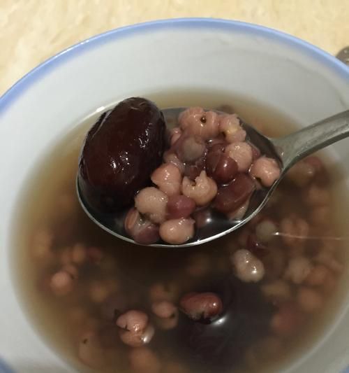 冬日必備，以冰心紅豆薏米粥為主題的美味健康食譜（以簡單的材料制作營養(yǎng)豐富的美食）
