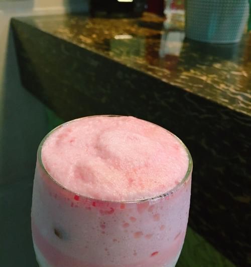 享受清凉夏日，教你做美味健康的西瓜酸奶沙冰（甜而不腻的夏日美食）