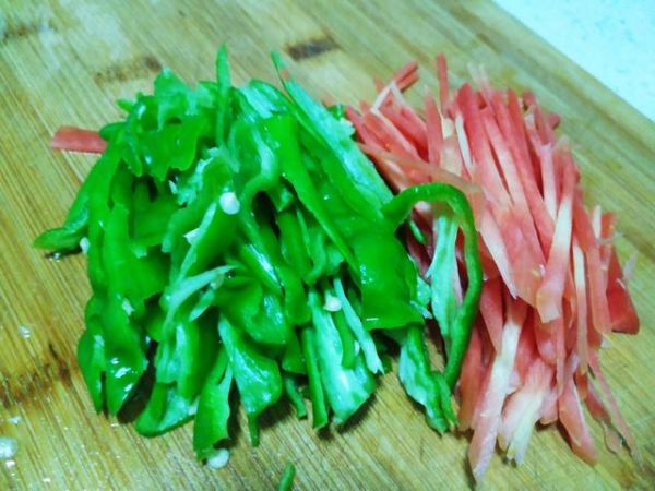 青椒炒鸡胸肉，低热量低脂肪，美味又不腻，解馋又减脂