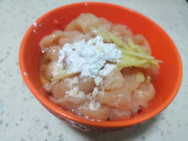 青椒炒鸡胸肉，低热量低脂肪，美味又不腻，解馋又减脂