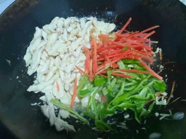 青椒炒鸡胸肉，低热量低脂肪，美味又不腻，解馋又减脂