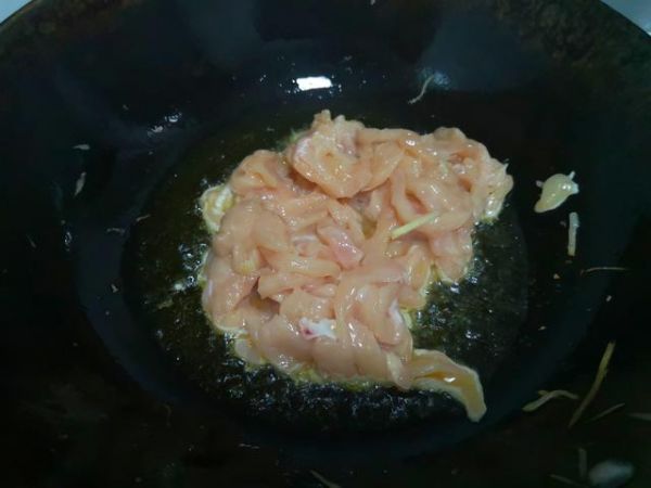 青椒炒鸡胸肉，低热量低脂肪，美味又不腻，解馋又减脂