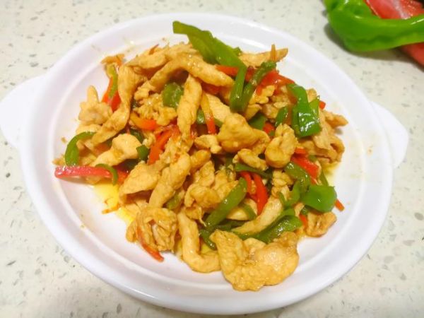 青椒炒鸡胸肉，低热量低脂肪，美味又不腻，解馋又减脂
