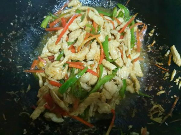 青椒炒鸡胸肉，低热量低脂肪，美味又不腻，解馋又减脂