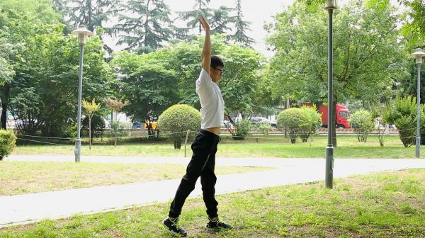 每天堅(jiān)持原地?cái)[臂抬腿，暴瘦全身，告別頑固脂肪