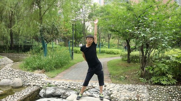 堅(jiān)持每天這樣擺臂扭跨，暴瘦全身，甩掉頑固脂肪