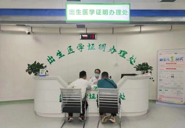 醫(yī)院大廳。