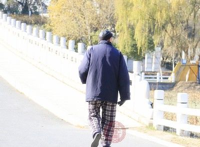 快走對心腦血管、呼吸系統(tǒng)有著很好的鍛煉效果，對身體的損害也小，適合老年人和有慢性疾病的人