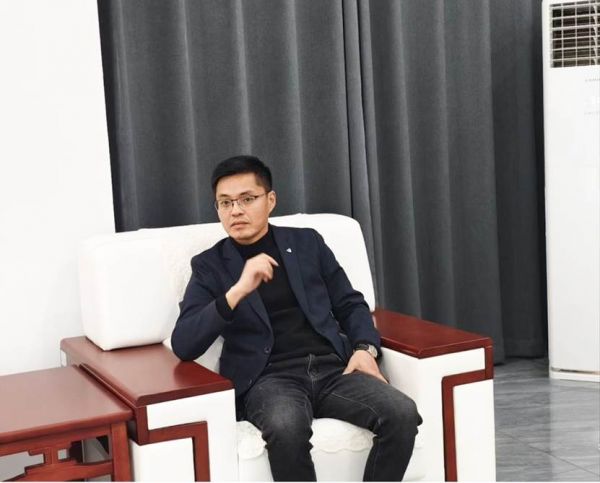椅子上的人 中度可信度描述已自動(dòng)生成