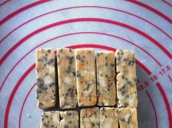 自制純天然健康手工牛軋?zhí)?></p><p>網(wǎng)上有很多版本,試了好多,這個(gè)是自己稍加改動(dòng)的,適合家庭操作的版本。選用天然麥芽糖,花生,核桃,芝麻。營(yíng)養(yǎng)豐富,甜度適中,有嚼勁又不是很硬,不粘牙,比較耐饑。老少皆宜。是低血糖人群和外出運(yùn)動(dòng)時(shí)必備的零食。</p>天然麥芽糖480克原味熟花生400克原味熟核桃肉150克熟芝麻50克黃油80克全脂奶粉250克熱水70克白砂糖40克食鹽2克<p>第1步:</p><img src=