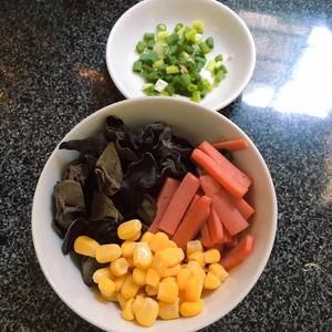 （快手刷脂汤）金针菇木耳豆腐汤的做法 步骤1