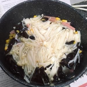 （快手刷脂汤）金针菇木耳豆腐汤的做法 步骤3
