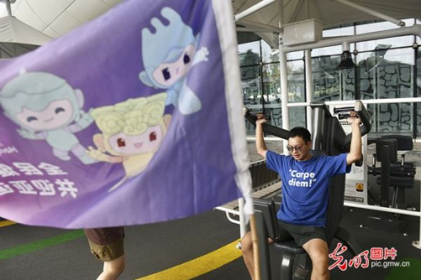 記者在杭州市西湖區(qū)文體中心室外智能健身房體驗(yàn)。潘迪/攝