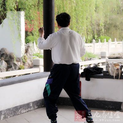 在晚饭后的运动好以轻柔为主，如散步、打太极拳等