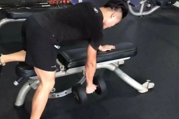 啞鈴俯身屈臂圖